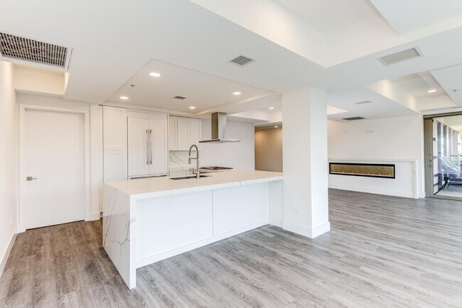 Building Photo - 7137 E Rancho Vista Dr
