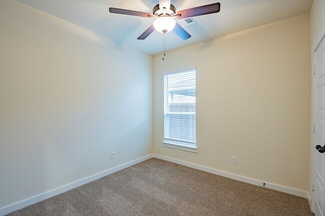 Building Photo - GORGEOUS 3 BEDROOM DUPLEX LOCATED IN MIDLO...