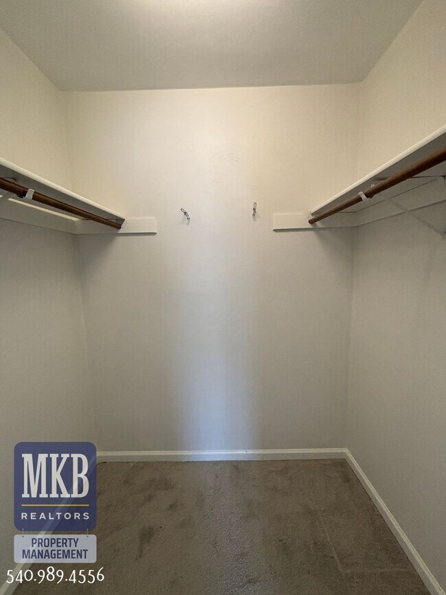 Building Photo - 2527 Gatehouse Ln