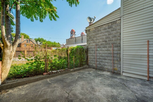Building Photo - Stunning 3 bedroom home in South Side avai...