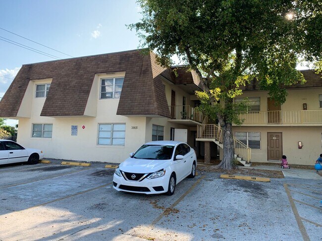 Interior Photo - 3801 SW 59 Terr Davie, FL 33314