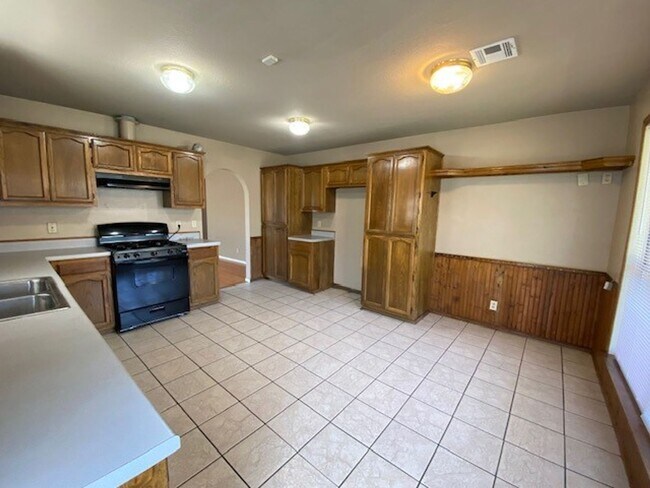 Building Photo - AVAILABLE NOW!! Corner lot 3-Bed, 2-Bath, ...
