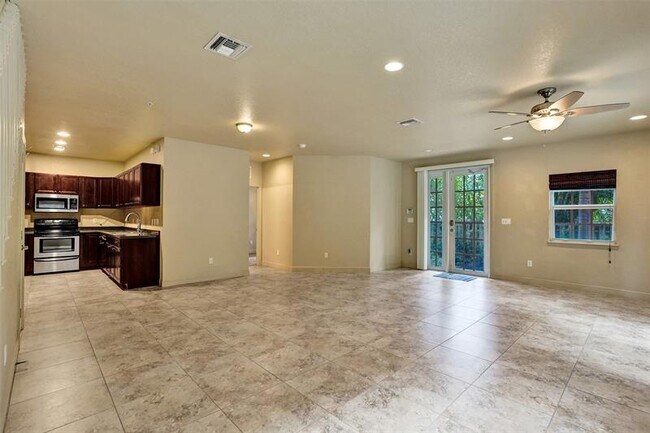 Building Photo - 624 NE 29th Dr