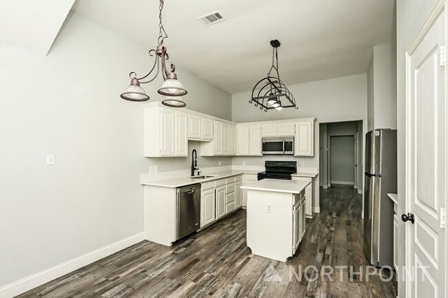 Building Photo - 3 BR/2BA & Den | Single Family Home | 2-Car Garage | Fenced backyard