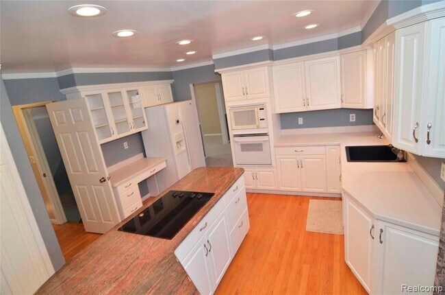 Building Photo - 8152 Fairfield Cir