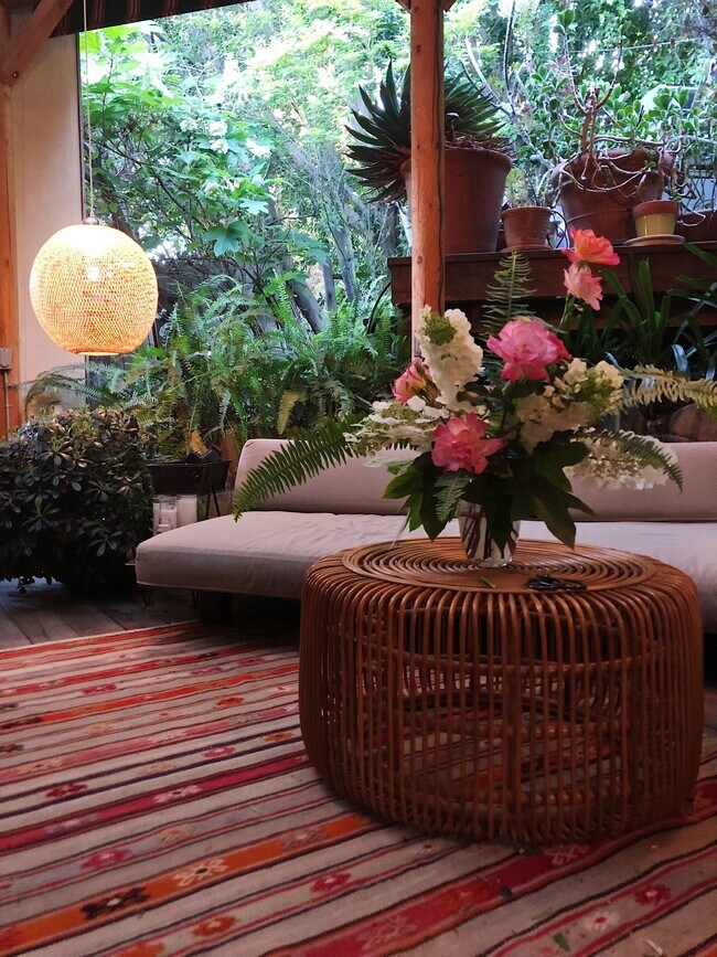 Outdoor living room - 1521 Portia St