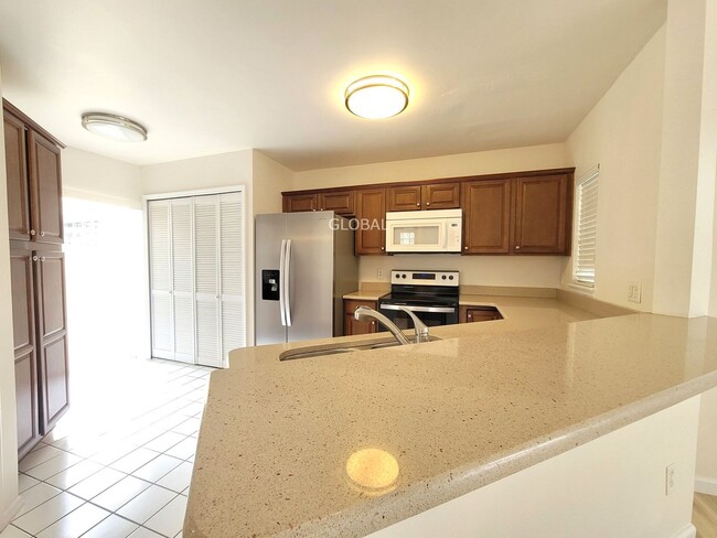 Building Photo - Spacious 3-Bedroom Townhome within the Lak...