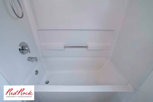Building Photo - Dog Friendly - 3 Bedroom, 2 Bathroom Prope...