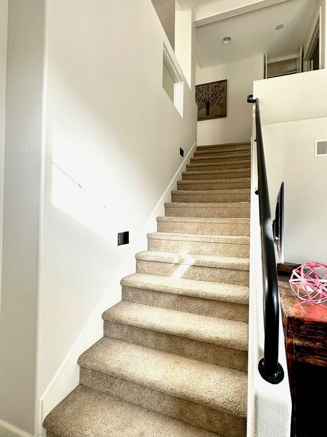 Building Photo - Picture Perfect Fully Furnished House! 3bd...