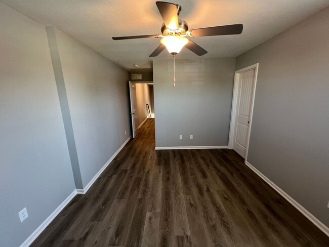 Building Photo - Beautiful 3/2.5 Duplex in Blue Springs!