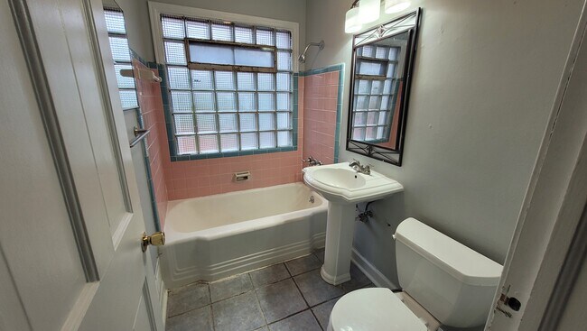 Building Photo - 2556 Thomas st