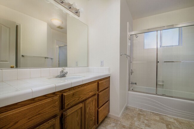 Building Photo - Spacious 3 Bedroom 2 Bathroom Home in Conv...