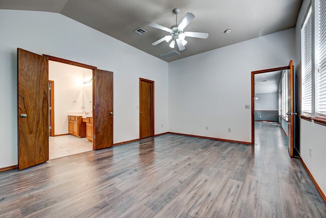 Building Photo - 517 Lone Oak Dr