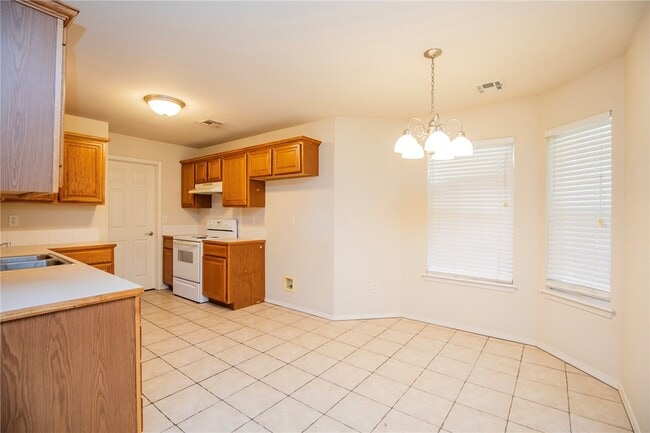 Building Photo - 610 Maplewood Dr