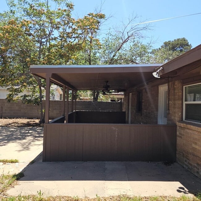 Building Photo - 801 W Golf Course Rd