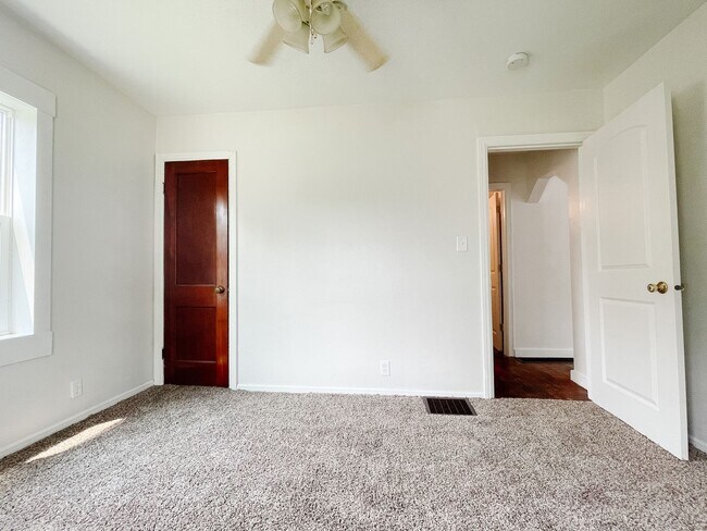 Building Photo - Cozy 2 Bedroom Home! Detached Garage! Large Backyard!