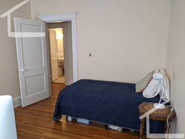 Building Photo - No Brokers Fee,3 Bedrooms unit on Coolidge Corner, Laundry on a Site, Heat, Hot Water Included