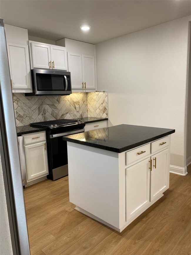 Building Photo - 4901 Winnetka St