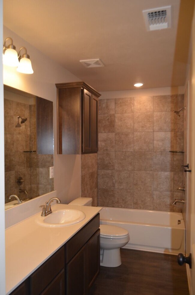 Building Photo - 1021 Cline Dr