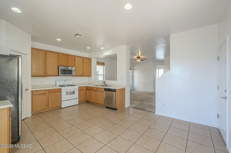 Building Photo - 1053 S Pantano Overlook Dr