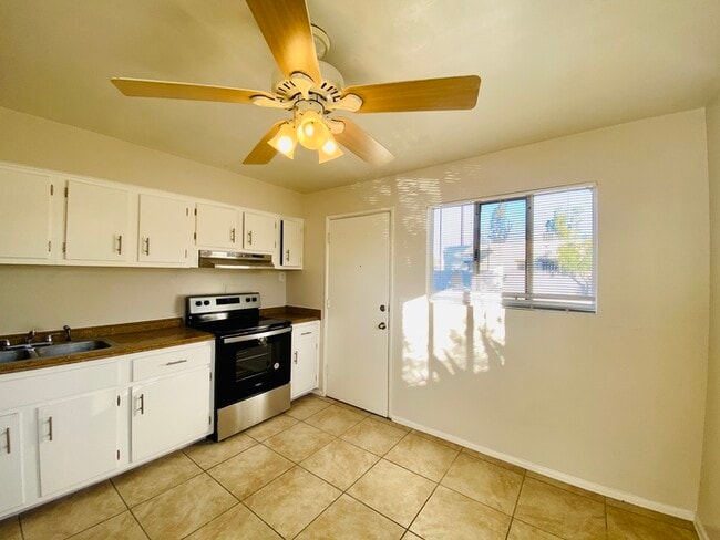 Building Photo - Corner Single Level 2 Bedroom Newly Renova...