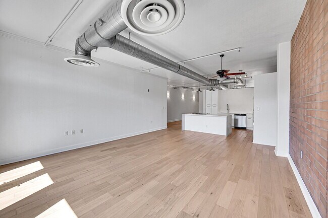 Building Photo - $2,500 - 1 Bed 1 Bath Condo with Central A...