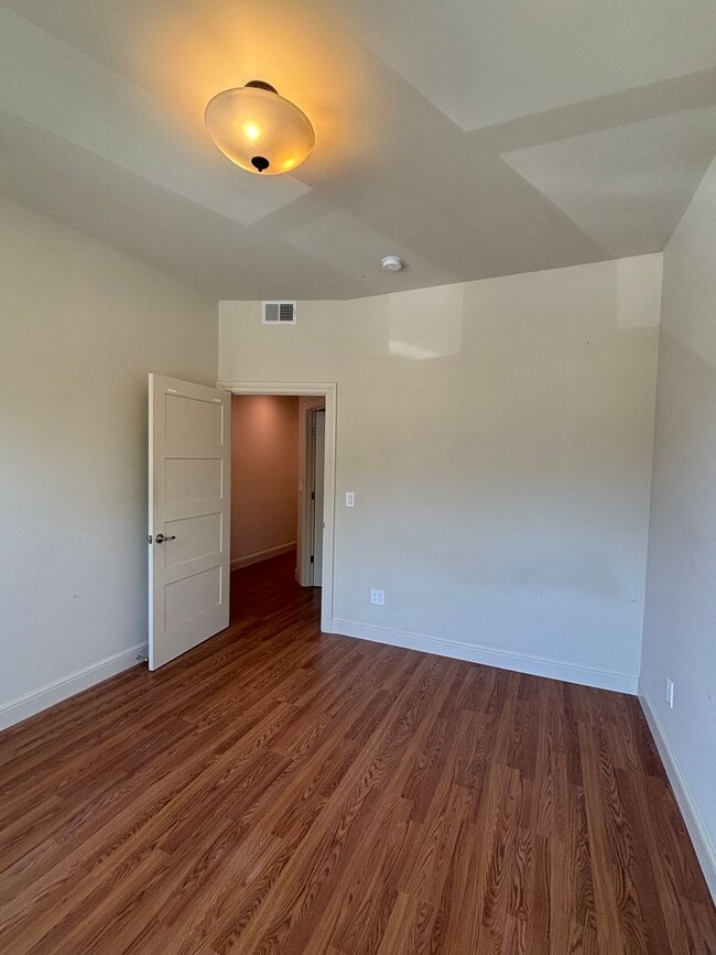 Building Photo - 2264