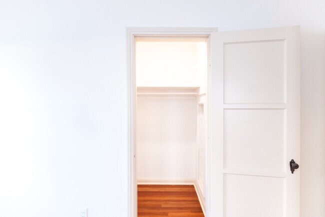 Building Photo - 1066  S Genesee-