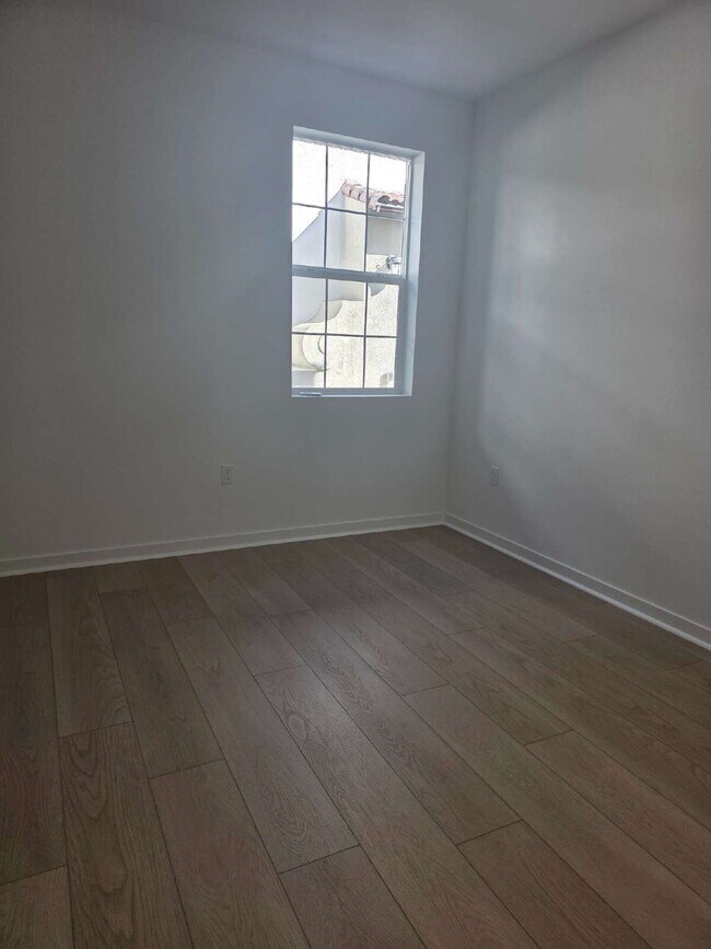 Building Photo - PRICE REDUCTION!! Sycamore Heights Masterpiece "Spacious 3-Bedroom Condo  with 3 Full Baths 1588 ...