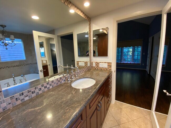 Building Photo - 10408 Summer Holly Cir