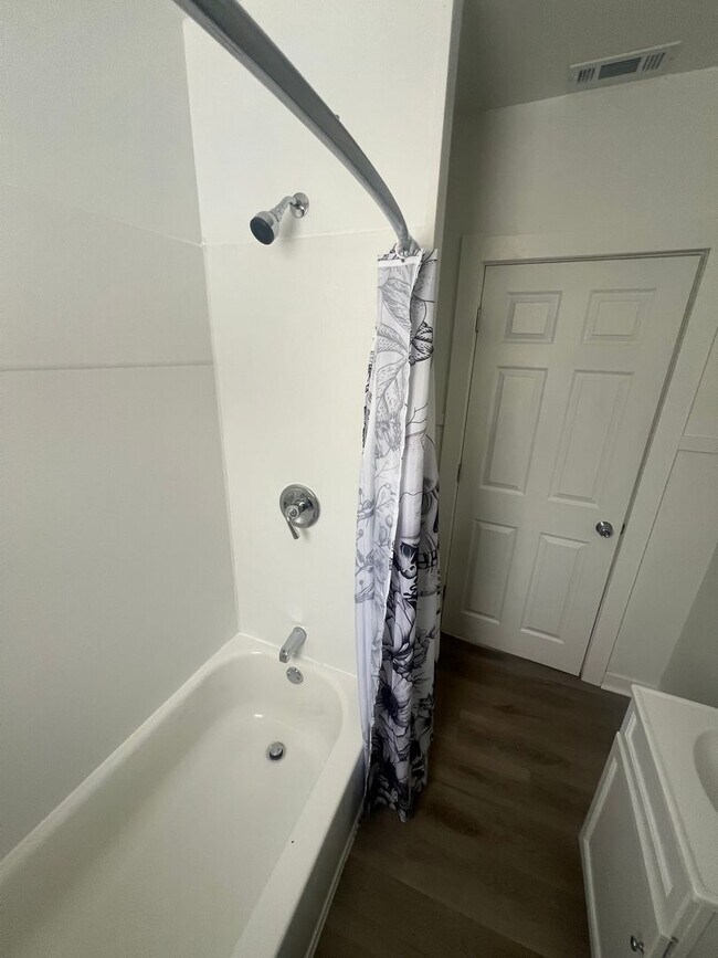 Building Photo - Cute 2 Bed/1bath home close to school