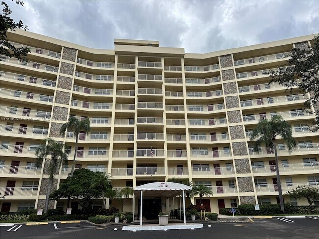 Building Photo - 3095 N Course Dr