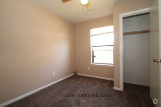 Building Photo - Delightful Duplex!