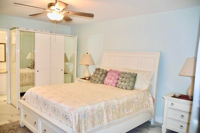 Building Photo - 364 Keswick C