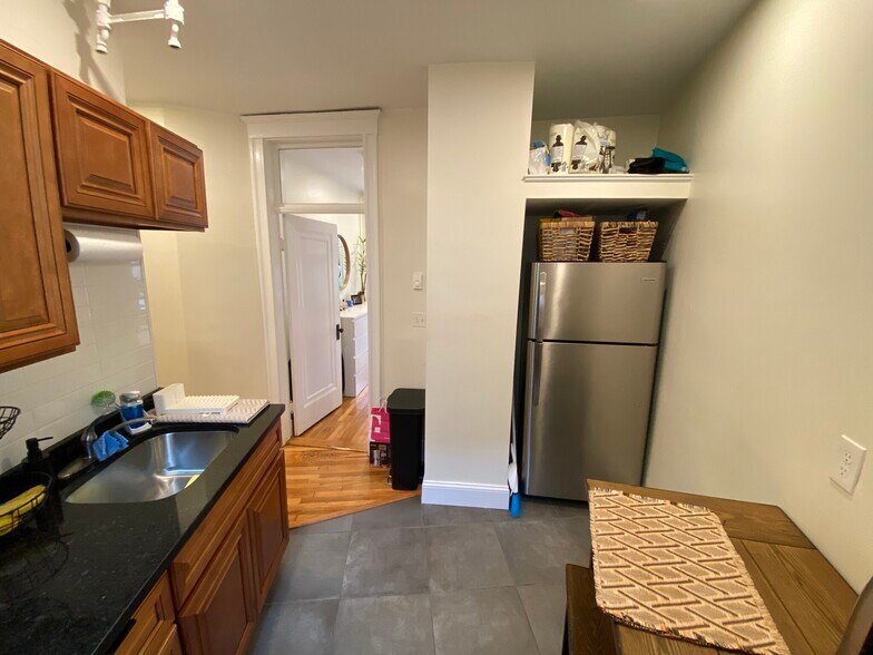 Building Photo - 73 Park Dr