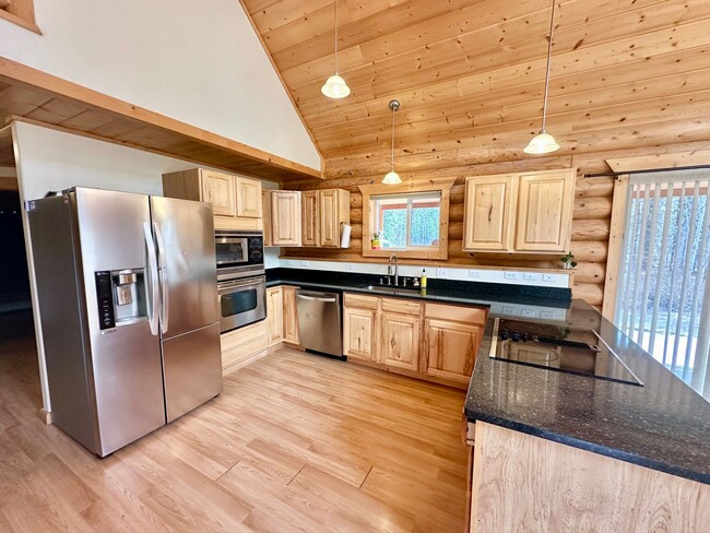 Building Photo - CHARMING LOG HOME!