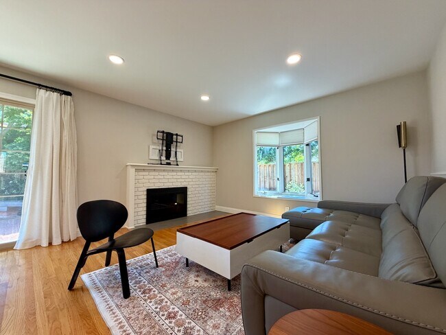 Building Photo - 832 Cathedral Dr