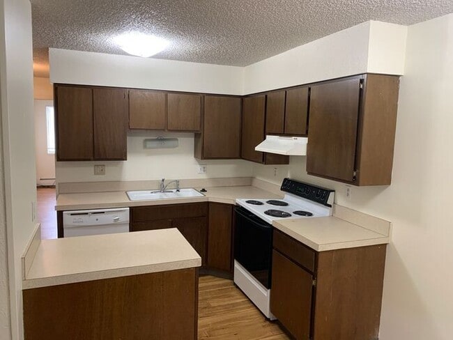 Building Photo - 5 Month lease special, $100/mo off! Priced at $1348 after discount. 2 Bed, 1 Bath Apartment. RENT...