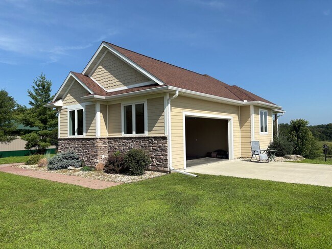 Building Photo - 220 Meadow Woods Dr