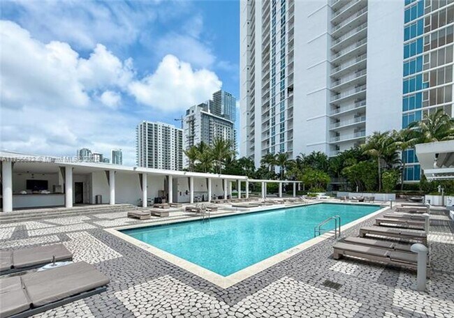 Building Photo - 2020 N Bayshore Dr