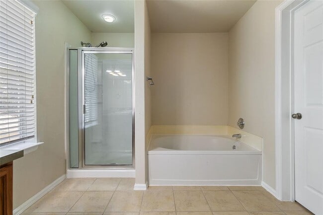 Building Photo - 401 Spruce Dr
