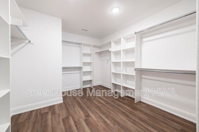 Building Photo - 710 W Jillian St
