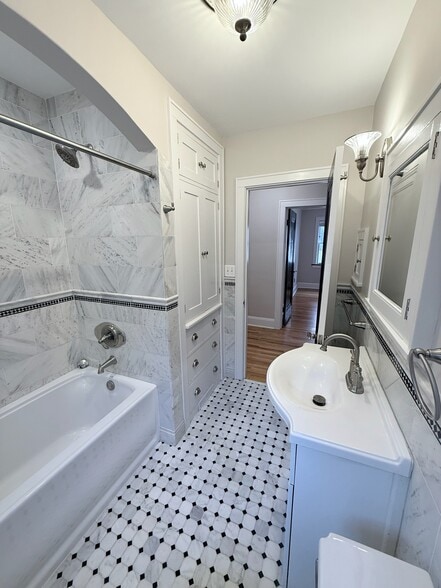 Bathroom - 1926 SUMMIT AVENUE