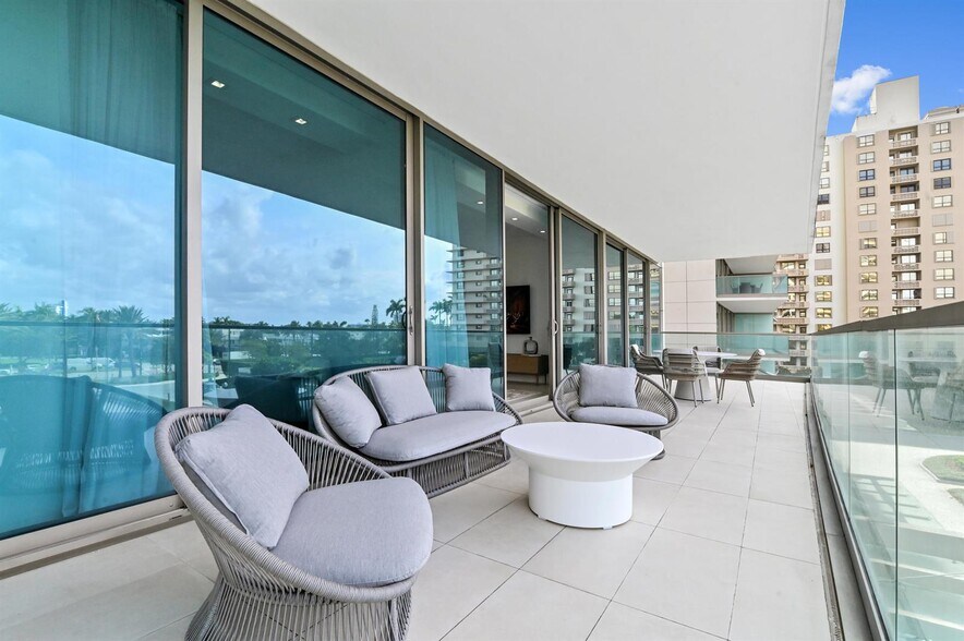 Building Photo - 10203 Collins Ave