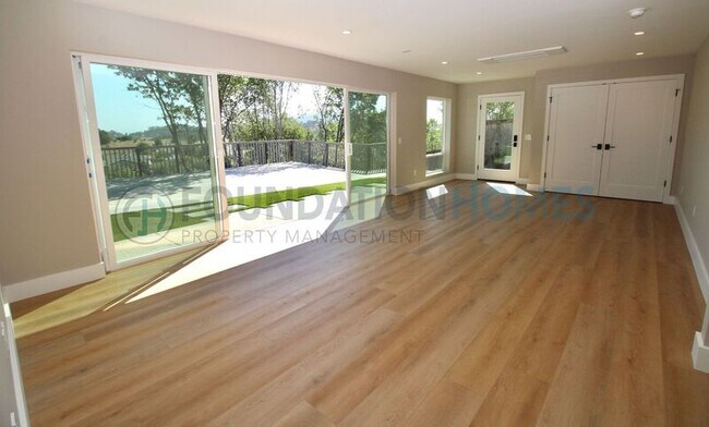 Building Photo - 124 Esmeyer Dr