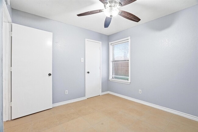 Building Photo - 416 Colonial Pl