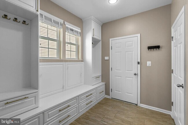 Building Photo - 920 St Martins Loop