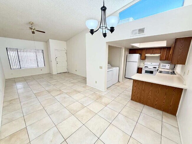 Building Photo - 13644 N Hamilton Dr