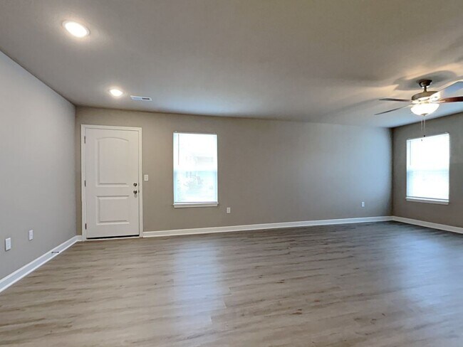 Building Photo - Coming Soon! 3 BR/2BA | Newly Renovated Single Family Home | 1-Car Garage Parking | In Blue Springs!