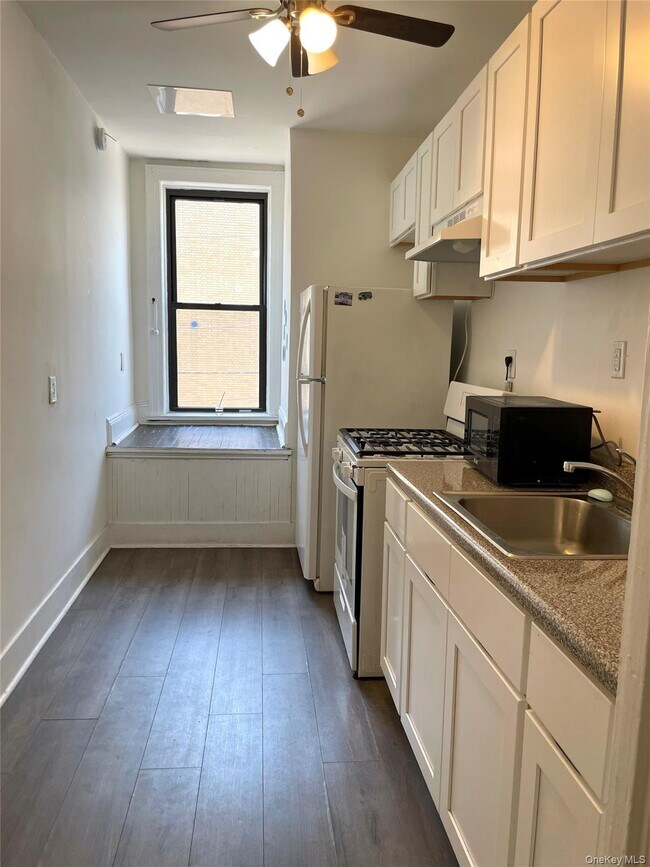 Building Photo - 246 Jericho Tpke